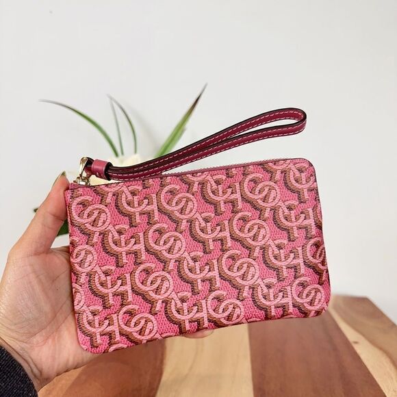 NWT Coach Corner Zip Wristlet‎
